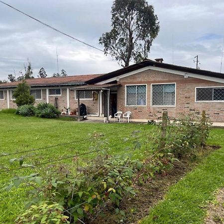 تابابيلا Quito Eco Lodge Airport - B&B المظهر الخارجي الصورة